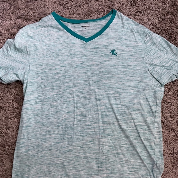 (2) Mens shirts - Picture 2 of 11